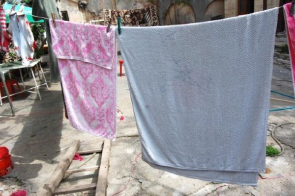 Tânăr prins furând hainele puse la uscat în faţa blocului